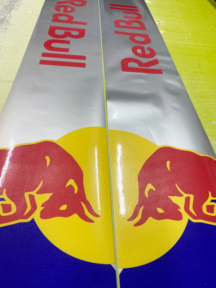 Печатные наклейки с логотипом Red Bull