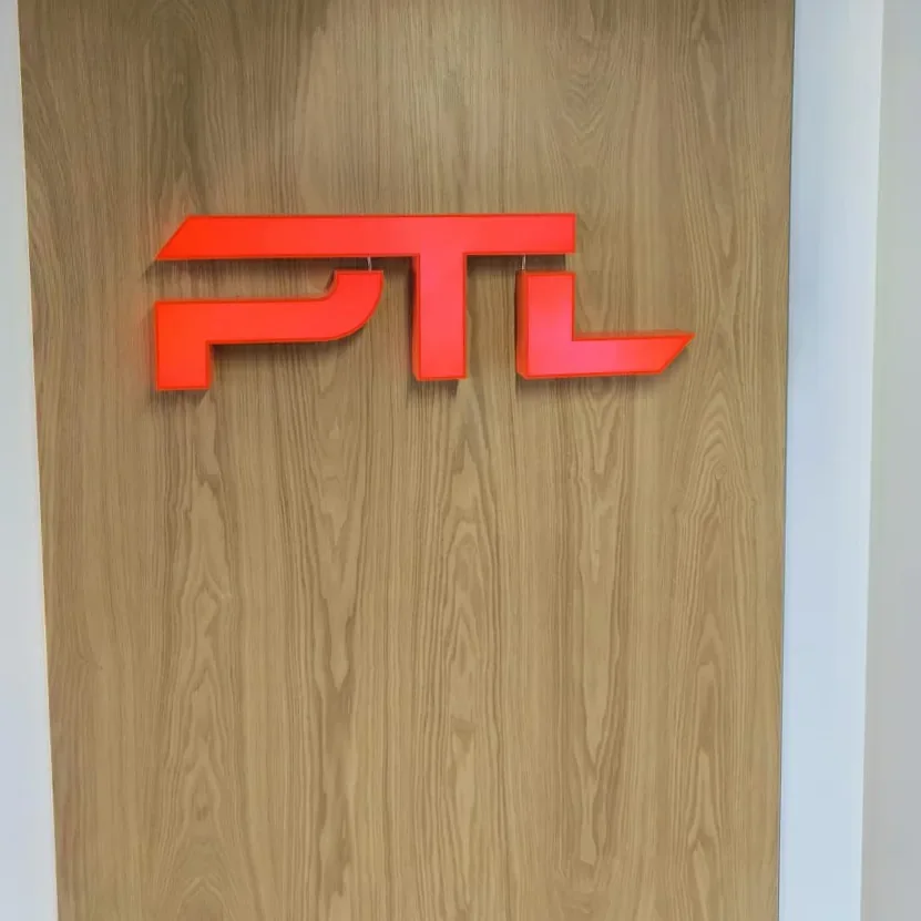 Интерьерный логотип PTL