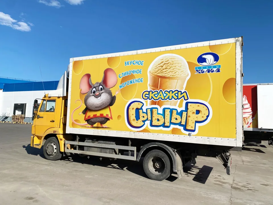 Оформление жёлтого грузового автомобиля