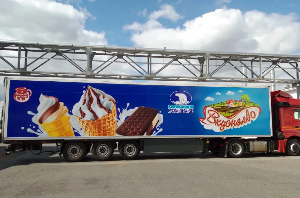 Графика на борту полуприцепа «Вкусняево»