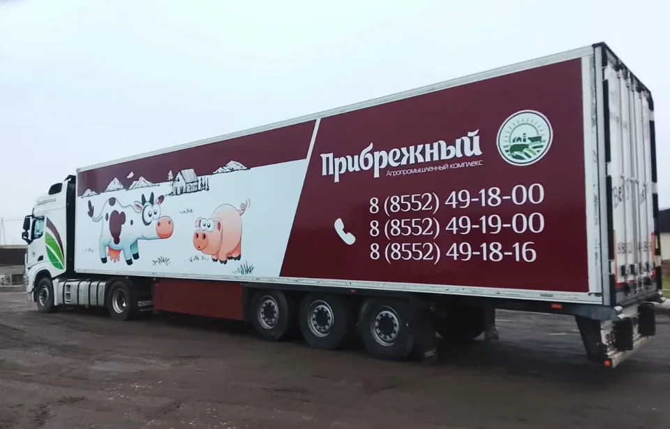 Рекламная графика на грузовом фургоне