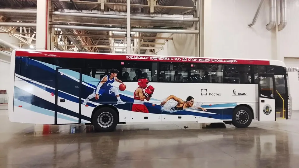 Графика на борту спортивного автобуса